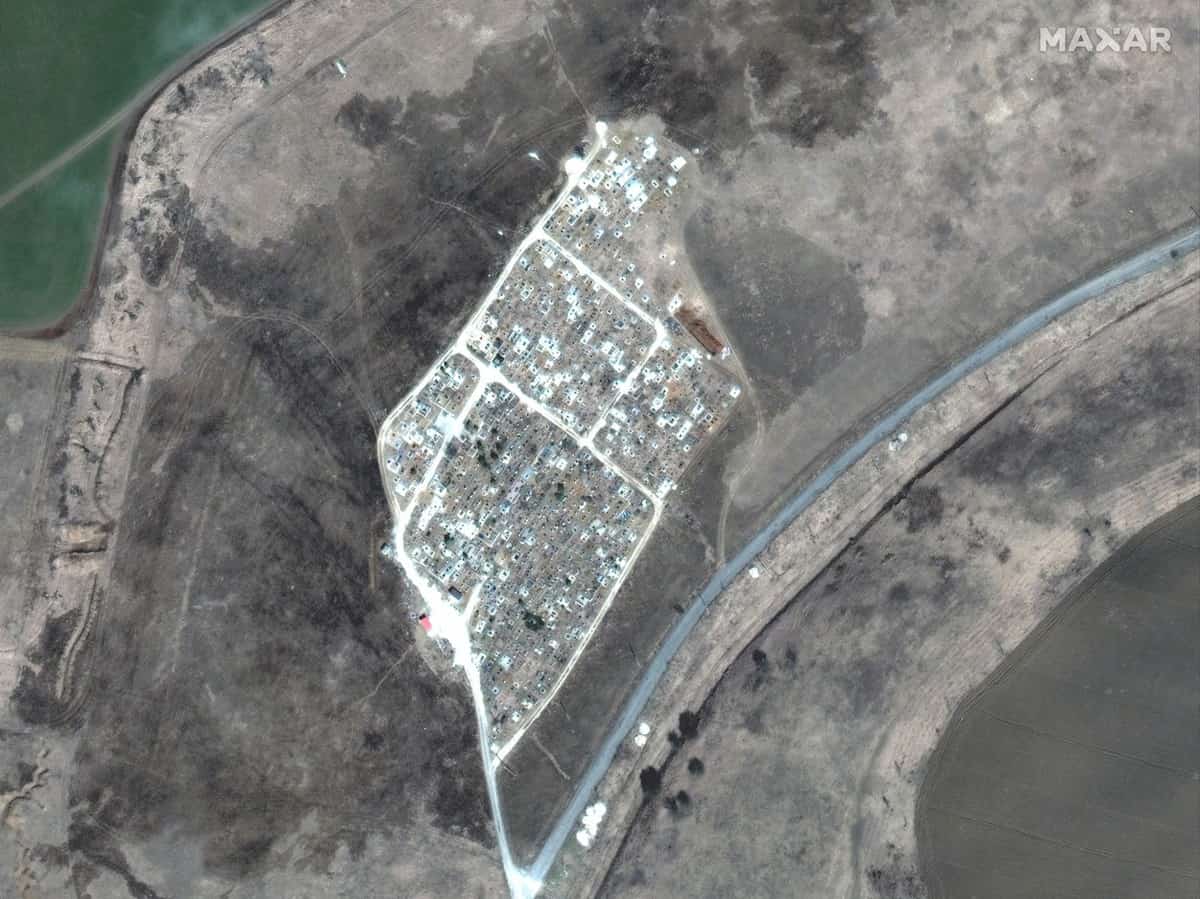 foto noi imagini din satelit cu gropi comune pentru morţii din mariupol