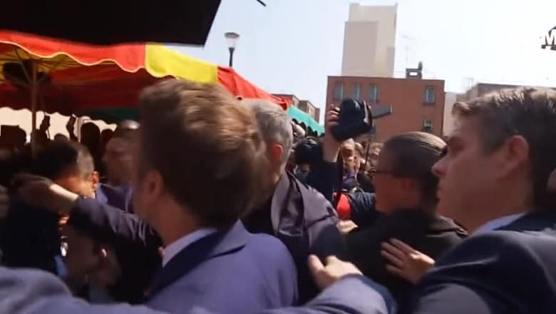 VIDEO Macron atacat cu roșii la prima ieșire după câștigarea alegerilor