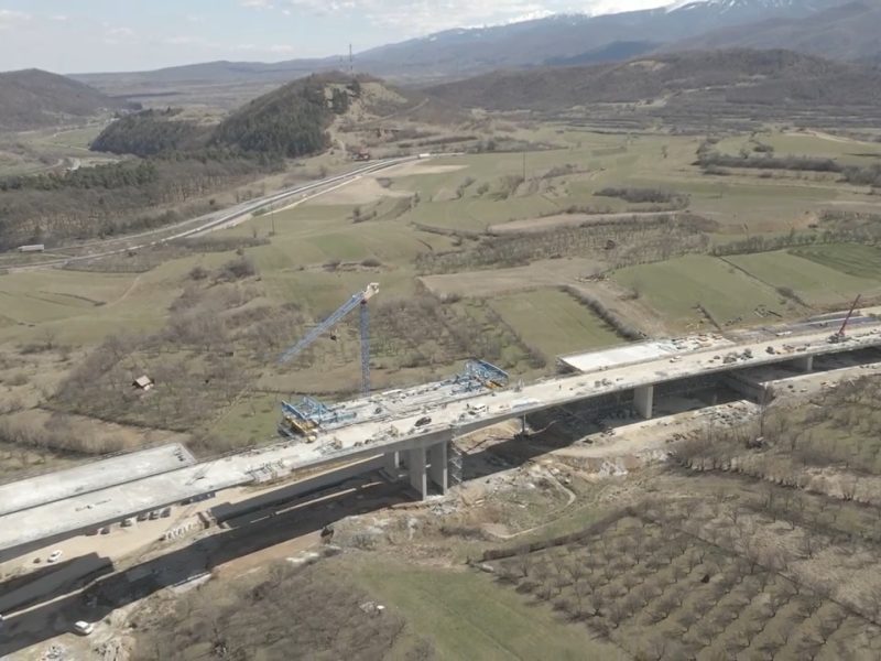 VIDEO S-a turnat betonul pe un sens al viaductului de la Tălmăcel, de pe autostrada Sibiu - Boița