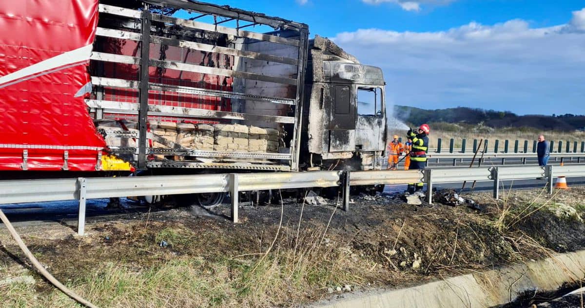 update foto camion mistuit de flăcări pe autostrada a1 la aciliu - jumate din marfă a ars