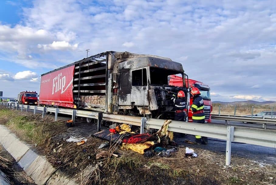 update foto camion mistuit de flăcări pe autostrada a1 la aciliu - jumate din marfă a ars