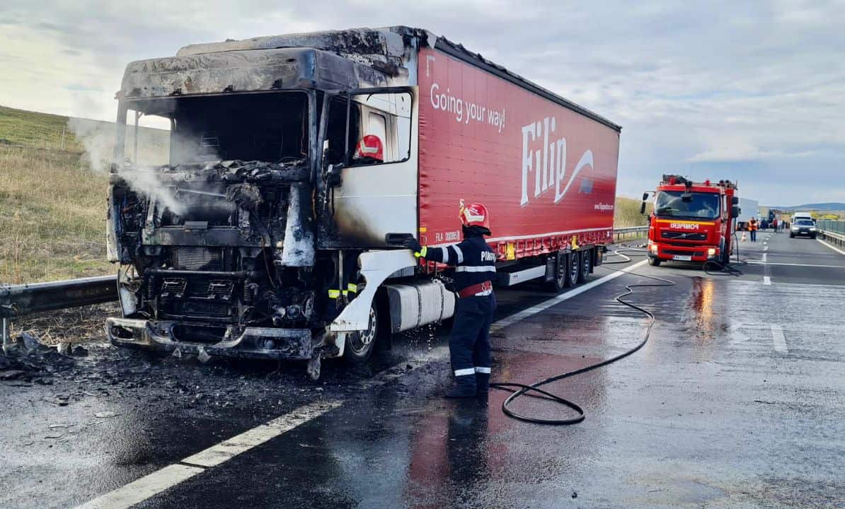 update foto camion mistuit de flăcări pe autostrada a1 la aciliu - jumate din marfă a ars