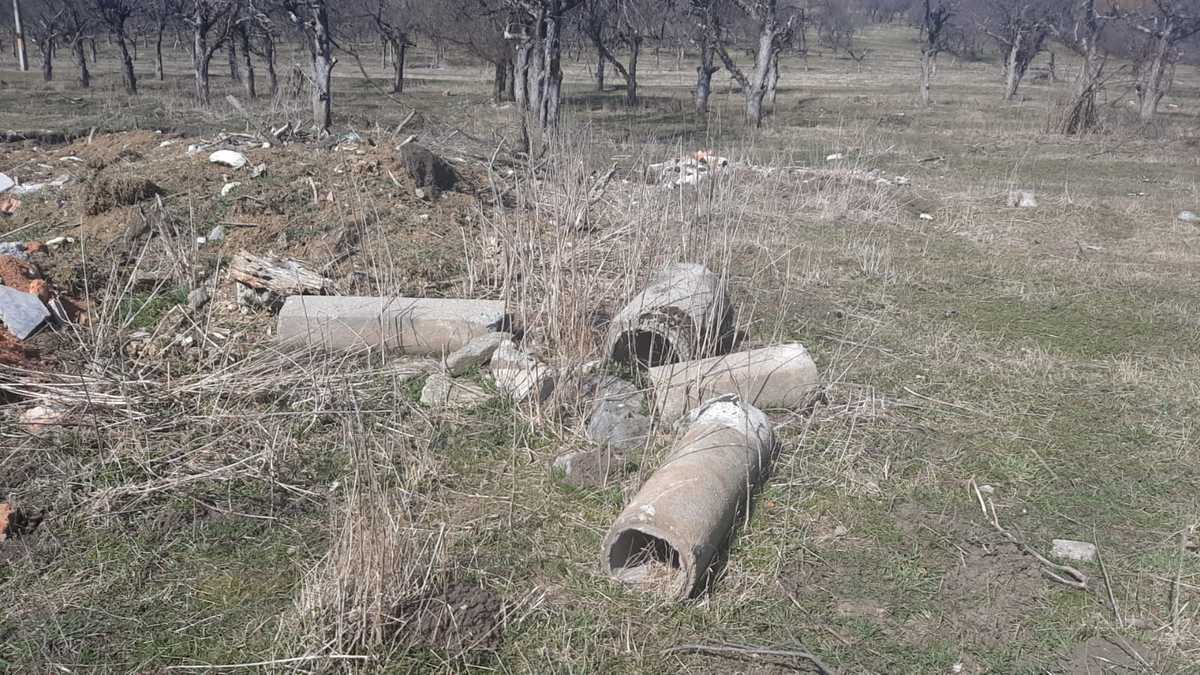 FOTO Dezastru în fosta livadă a Cisnădiei - ”E plin de gunoaie aruncate după asfaltare. De un an de zile Primăria nu le adună”