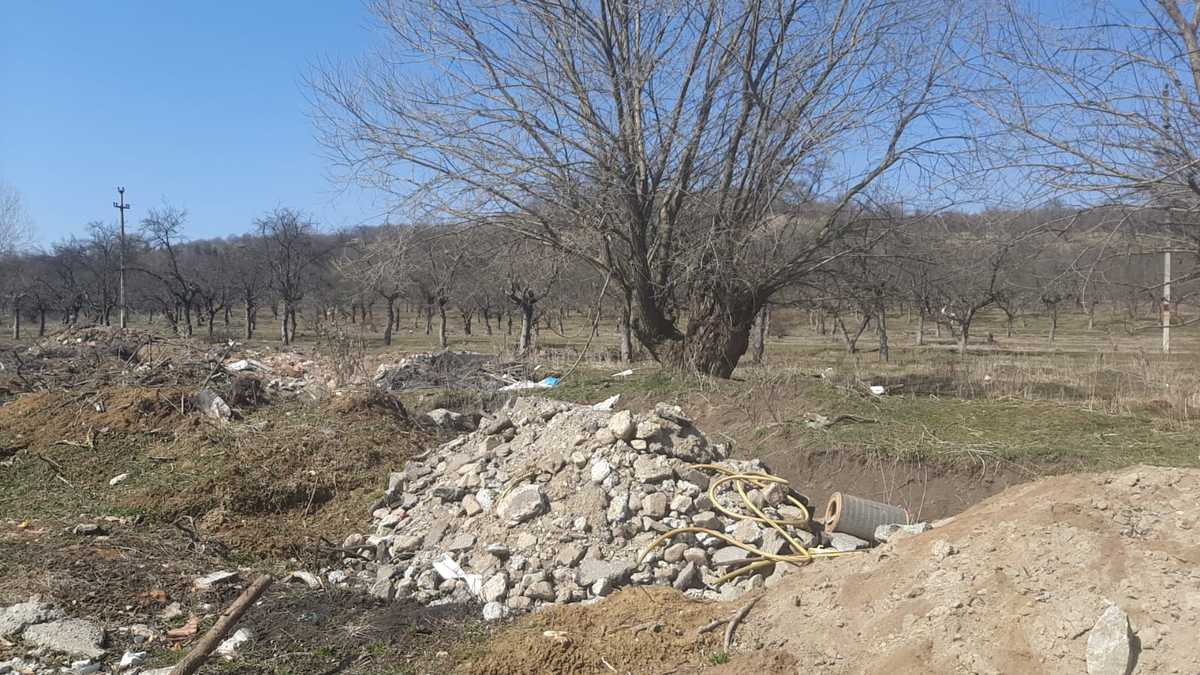 FOTO Dezastru în fosta livadă a Cisnădiei - ”E plin de gunoaie aruncate după asfaltare. De un an de zile Primăria nu le adună”