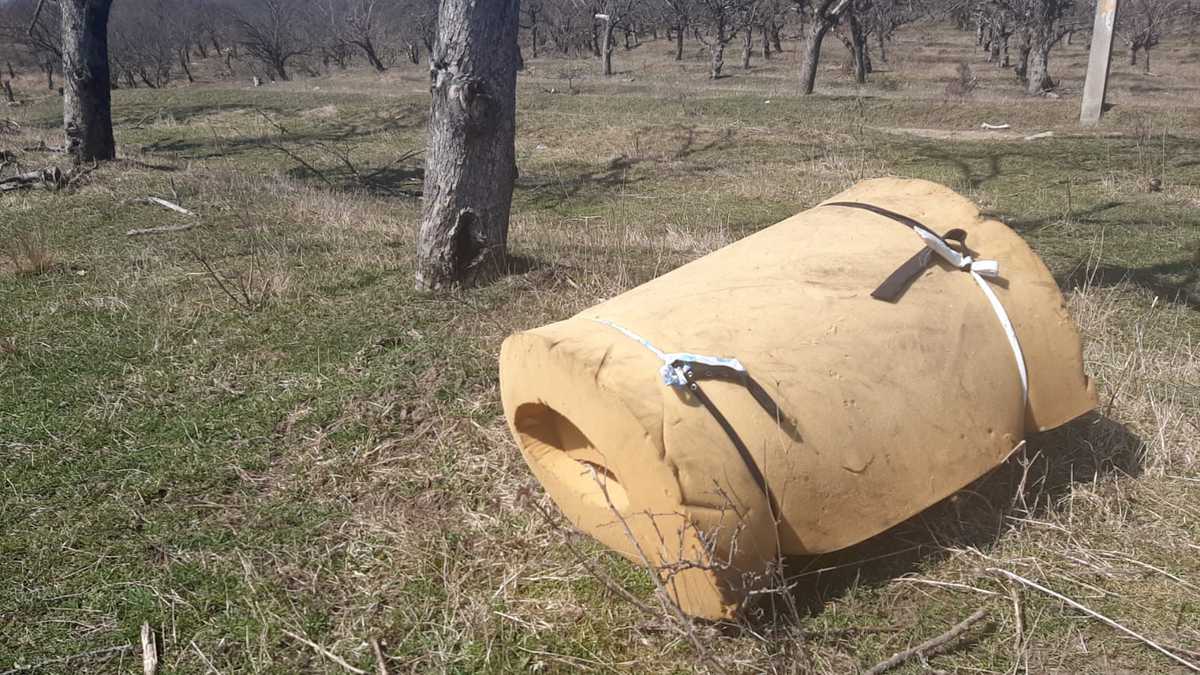 FOTO Dezastru în fosta livadă a Cisnădiei - ”E plin de gunoaie aruncate după asfaltare. De un an de zile Primăria nu le adună”