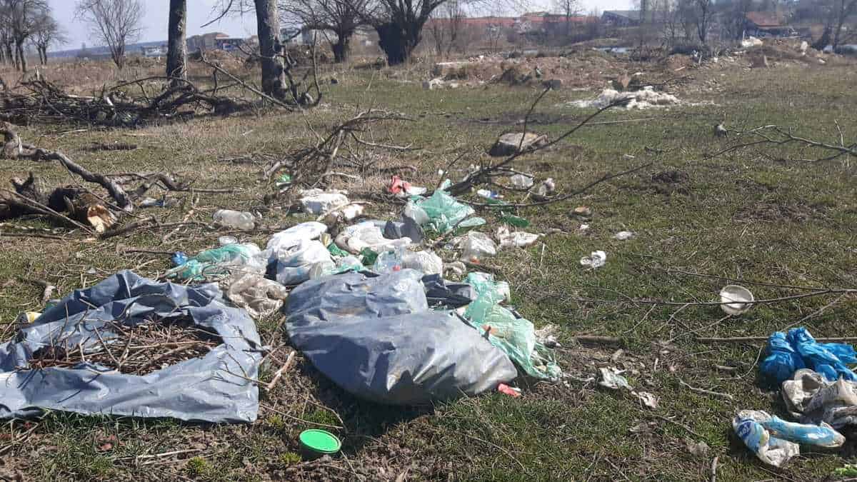 FOTO Dezastru în fosta livadă a Cisnădiei - ”E plin de gunoaie aruncate după asfaltare. De un an de zile Primăria nu le adună”