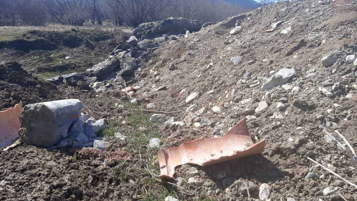 FOTO Dezastru în fosta livadă a Cisnădiei - ”E plin de gunoaie aruncate după asfaltare. De un an de zile Primăria nu le adună”