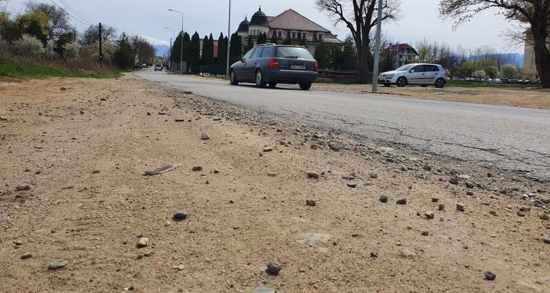 FOTO VIDEO Rampa Ștefan cel Mare, coșmarul șoferilor care circulă în zonă - ”De ce în Șelimbăr s-a putut asfalta și la Sibiu, nu?”