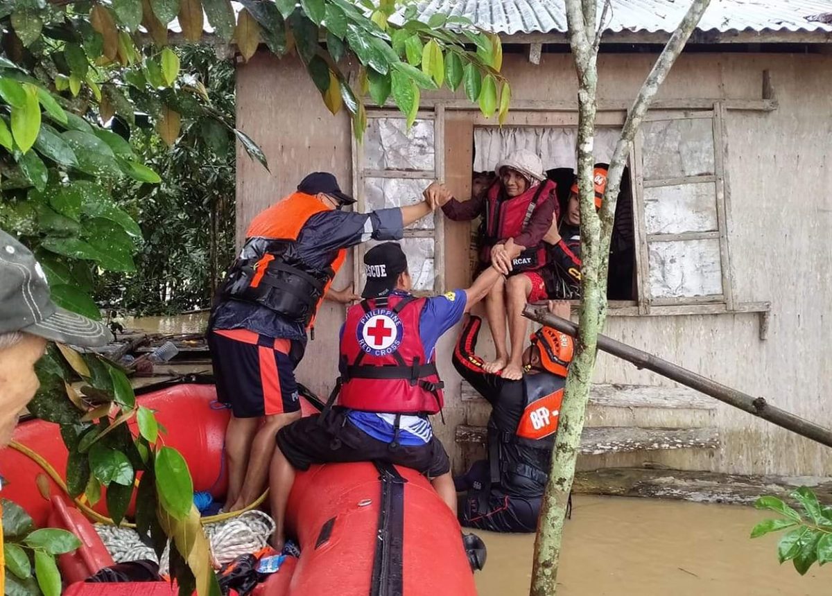 foto peste 120 de morţi în urma unor inundaţii devastatoare în filipine