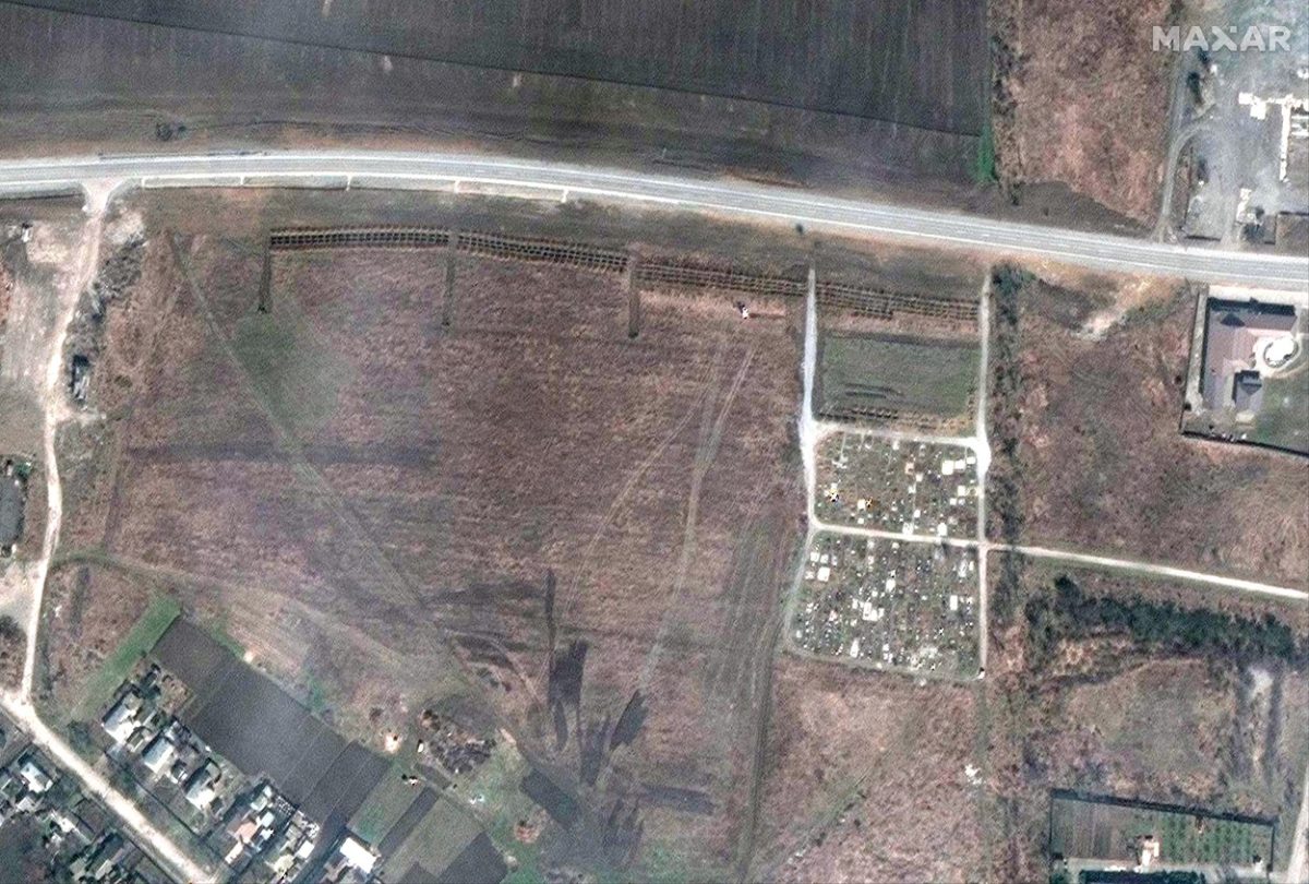 foto noi imagini din satelit cu gropi comune pentru morţii din mariupol