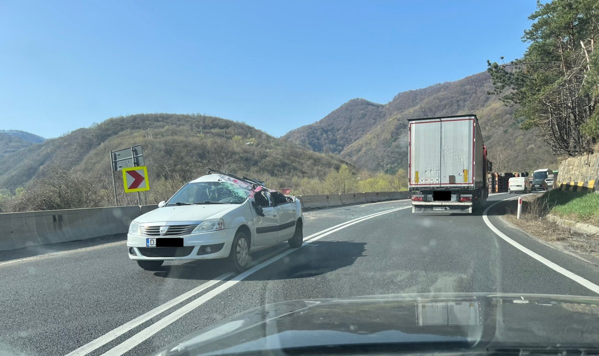 update foto: accident pe valea oltului la boița, între un tir și o mașină - o persoană este încarcerată