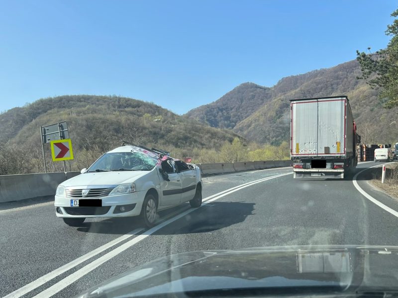 UPDATE FOTO: Accident pe Valea Oltului la Boița, între un TIR și o mașină - O persoană este încarcerată