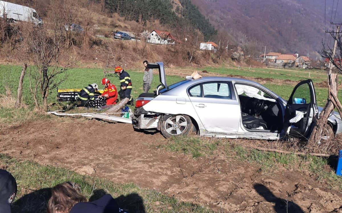 update: accident mortal pe valea oltului - o mașină a intrat în stâlp