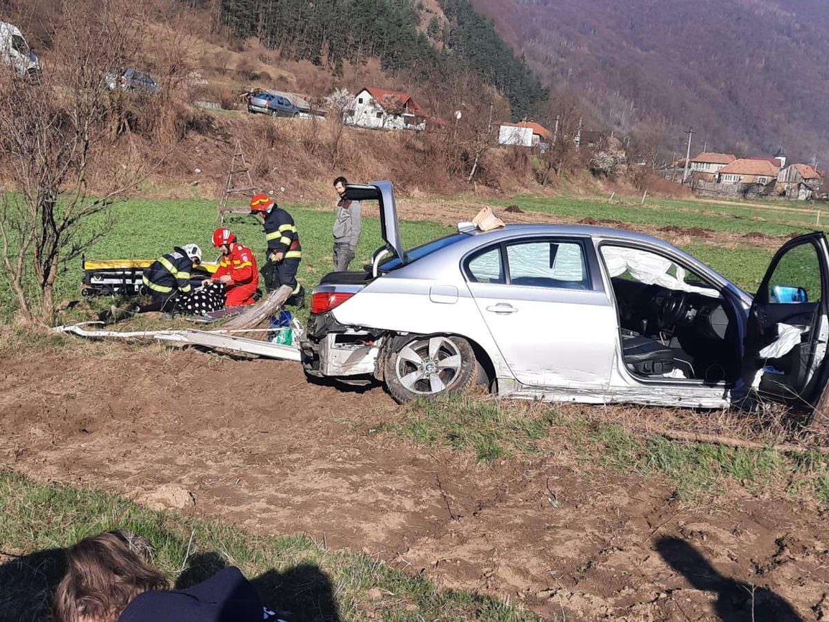 UPDATE: Accident mortal pe Valea Oltului - O mașină a intrat în stâlp