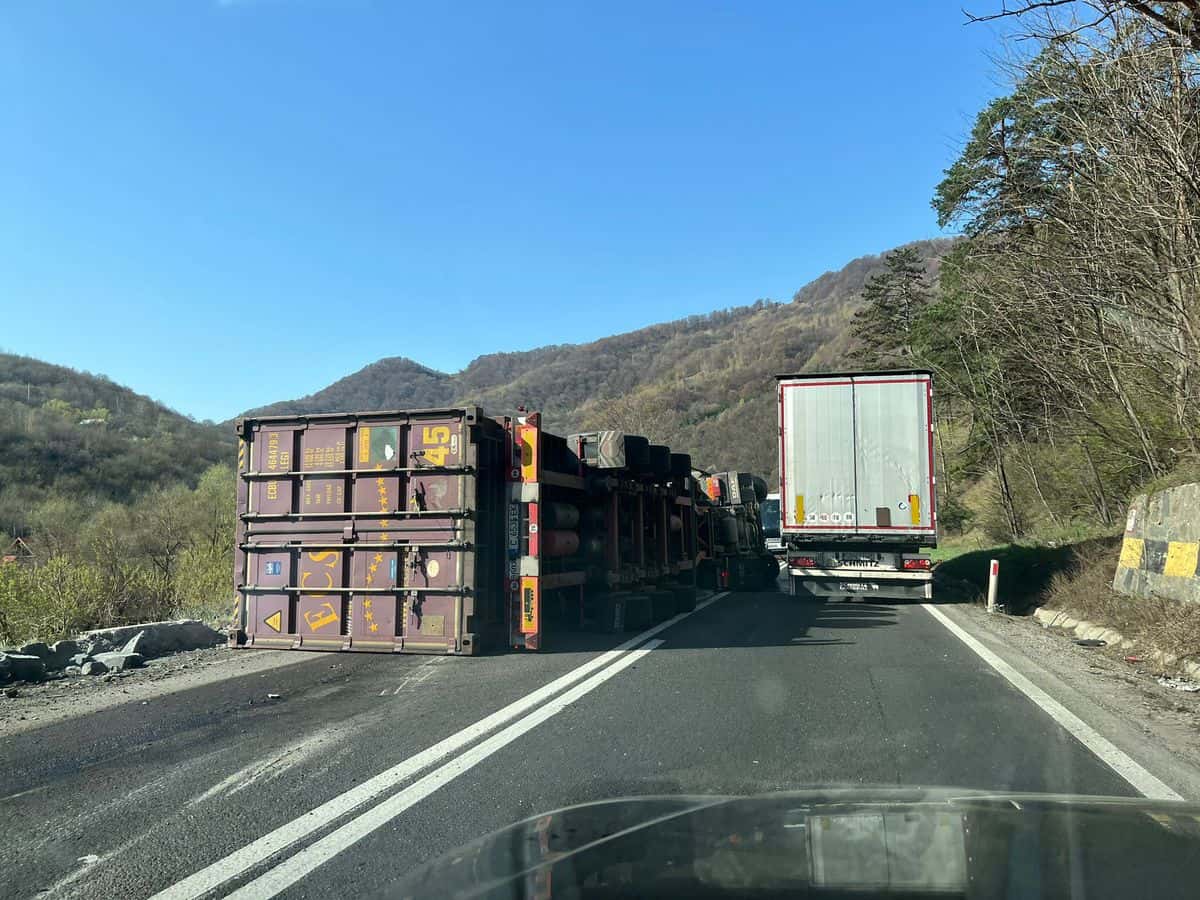 update foto: accident pe valea oltului la boița, între un tir și o mașină - o persoană este încarcerată