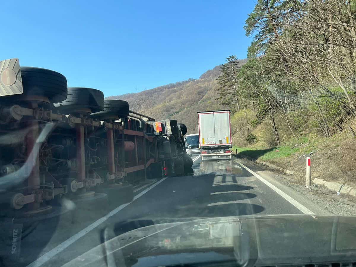 update foto: accident pe valea oltului la boița, între un tir și o mașină - o persoană este încarcerată