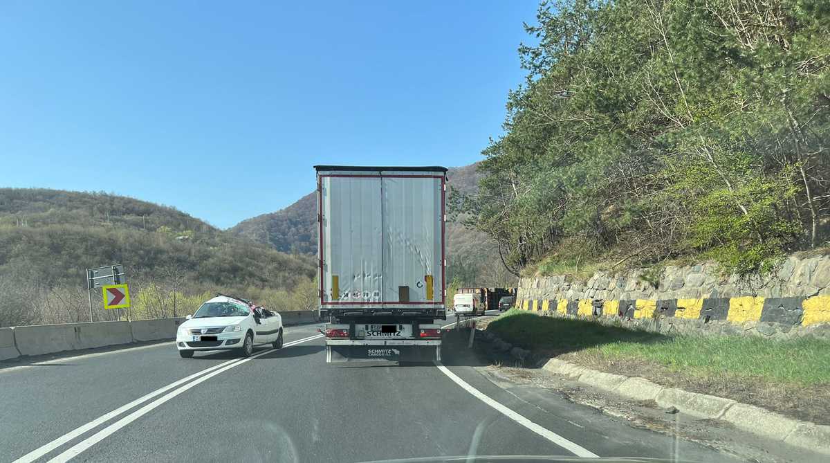 update foto: accident pe valea oltului la boița, între un tir și o mașină - o persoană este încarcerată