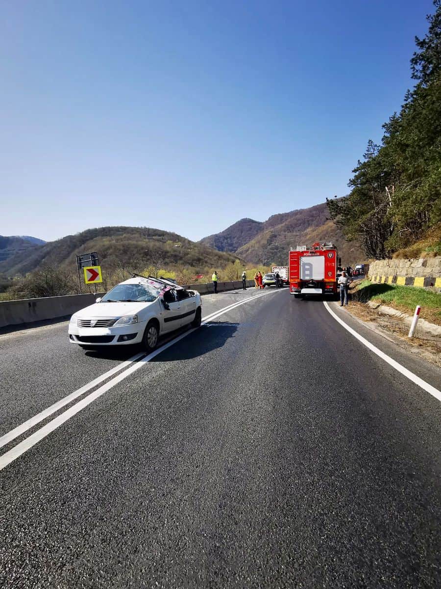 update foto: accident pe valea oltului la boița, între un tir și o mașină - o persoană este încarcerată