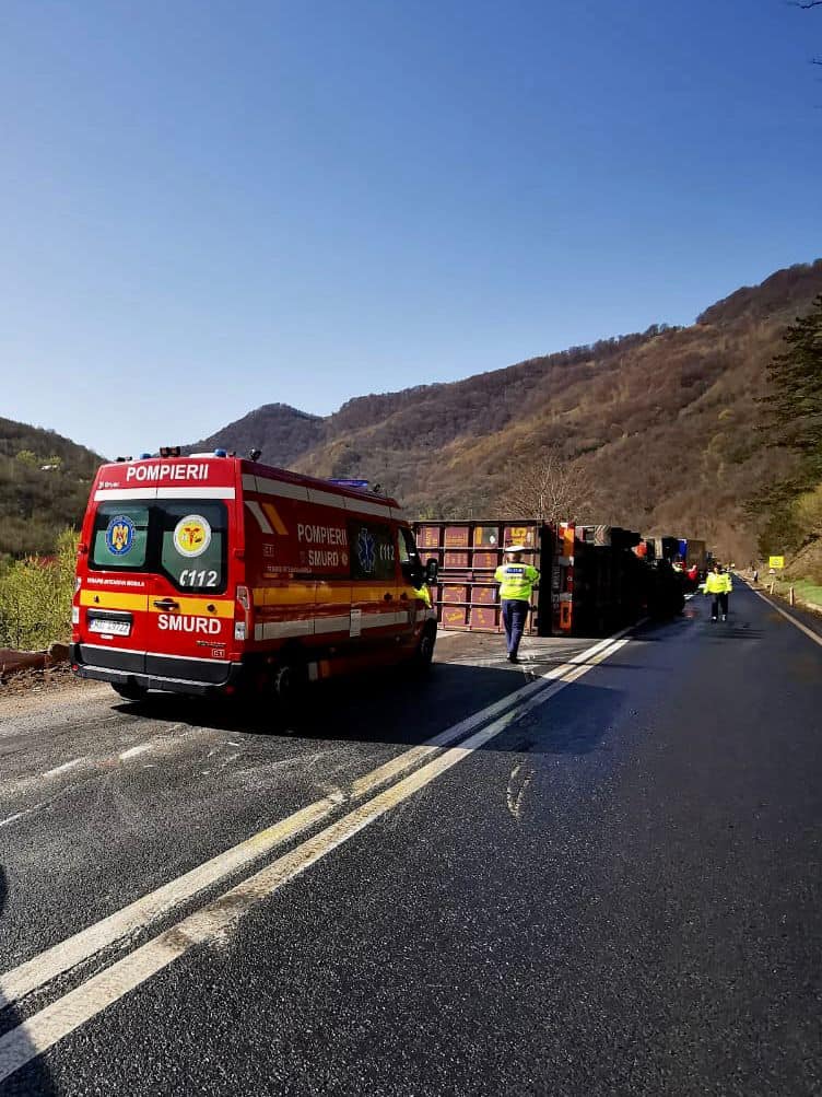 update foto: accident pe valea oltului la boița, între un tir și o mașină - o persoană este încarcerată