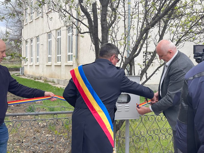 contor de gaze, sfințit de preoți şi inaugurat cu panglică, la o școală dintr-un sat din botoșani