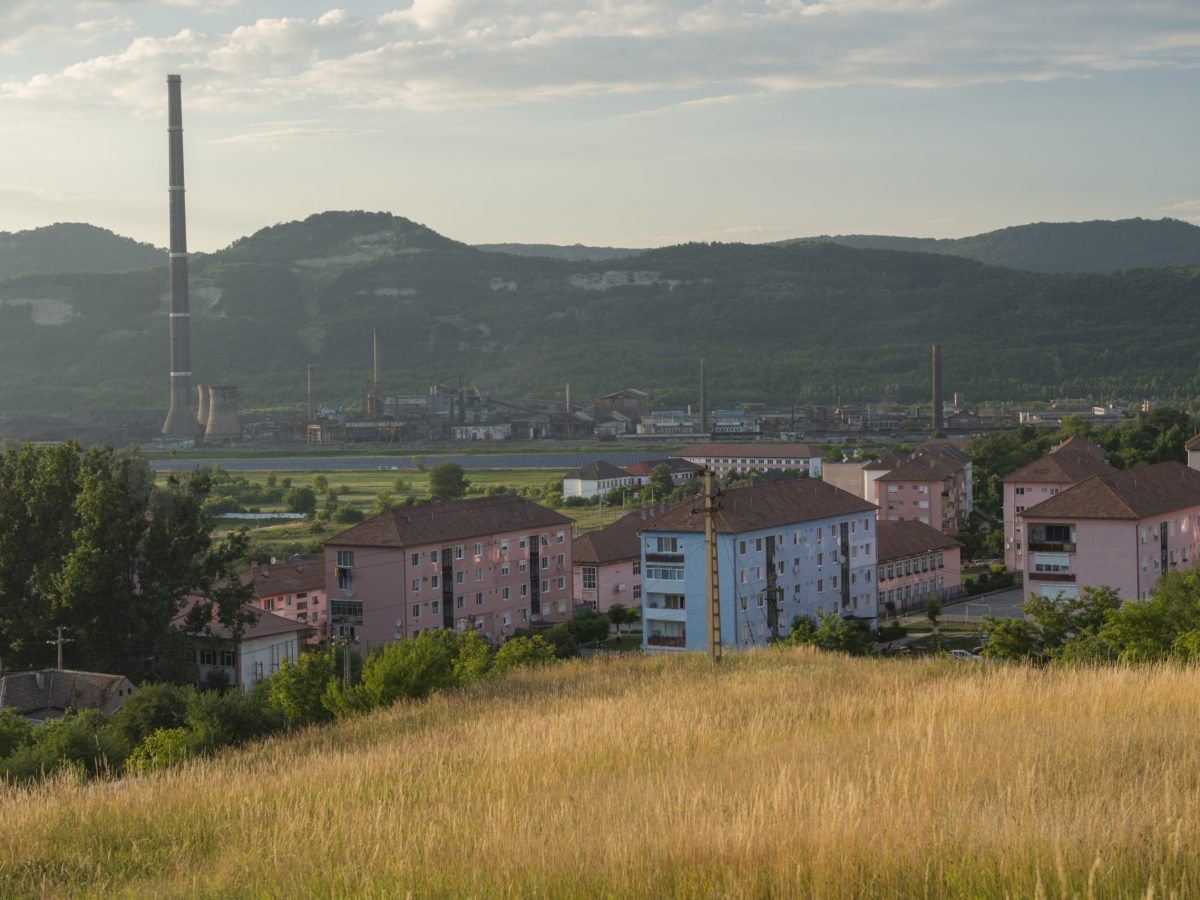 iohannis a promulgat legea care reduce vârsta de pensionare a celor care au locuit în copşa mică timp de 30 de ani