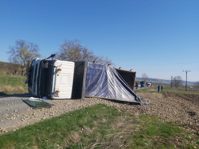 FOTO: Accident lângă Dobârca - Un autocamion s-a răsturnat