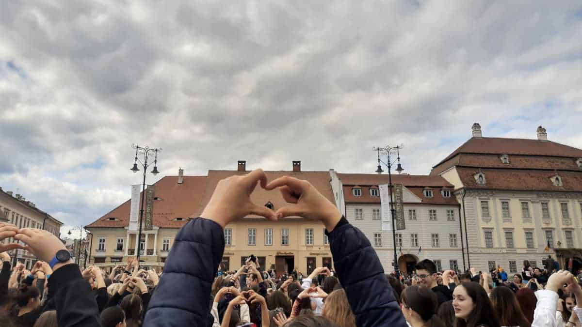 VIDEO - Cel mai mare flashmob din România, la Sibiu - Mesaj de pace pentru întreg Mapamondul