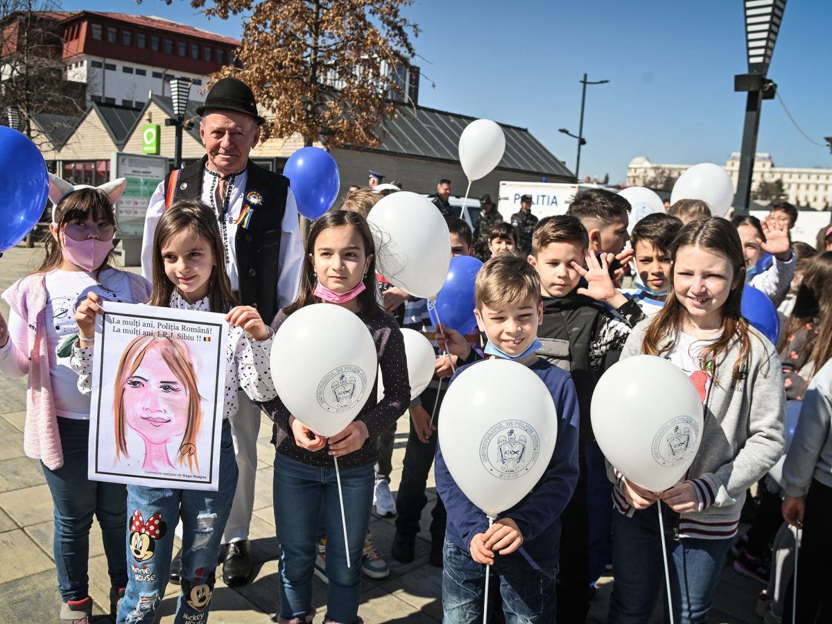 FOTO: Gogu Neagoe, caricaturistul care a făcut peste 200 de portrete pentru copiii din Sibiu - Poliţia Română i-a acordat „Diploma de excelenţă”