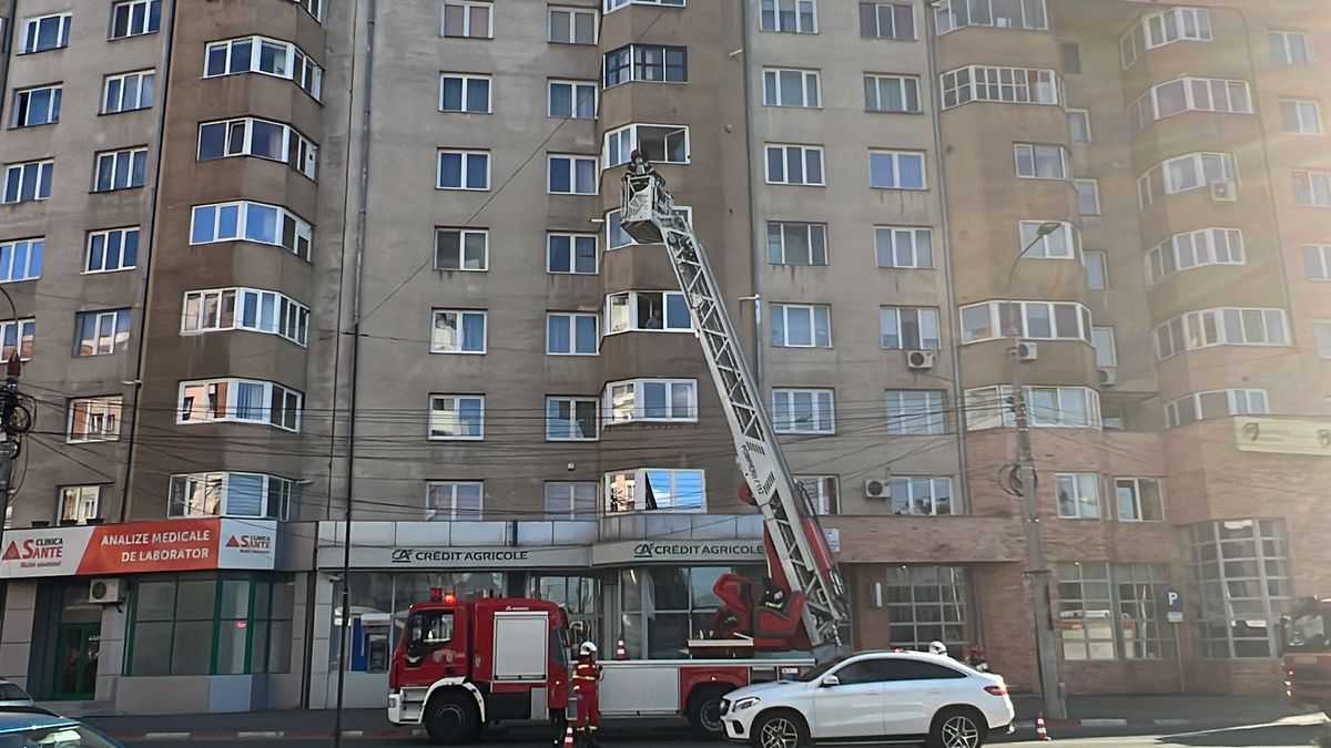 UPDATE Mai multe echipaje de pompieri pe bulevardul Mihai Viteazu - A fost anunțat un incendiu pe acoperișul unui bloc