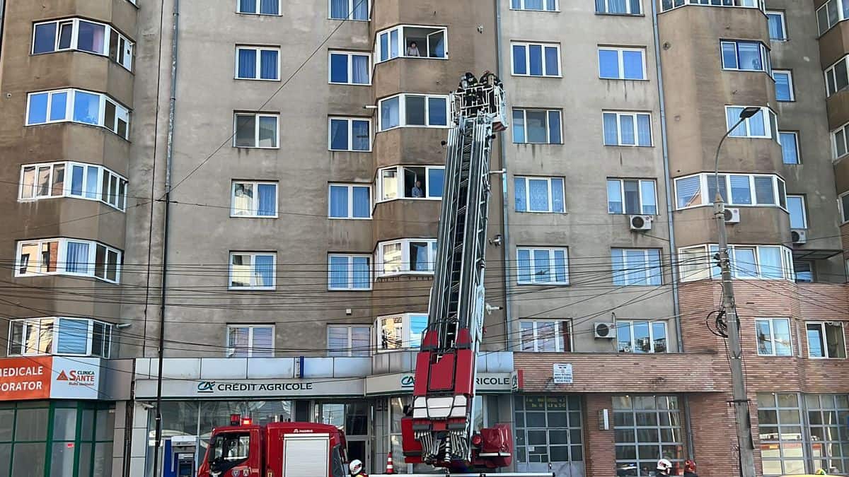 UPDATE Mai multe echipaje de pompieri pe bulevardul Mihai Viteazu - A fost anunțat un incendiu pe acoperișul unui bloc