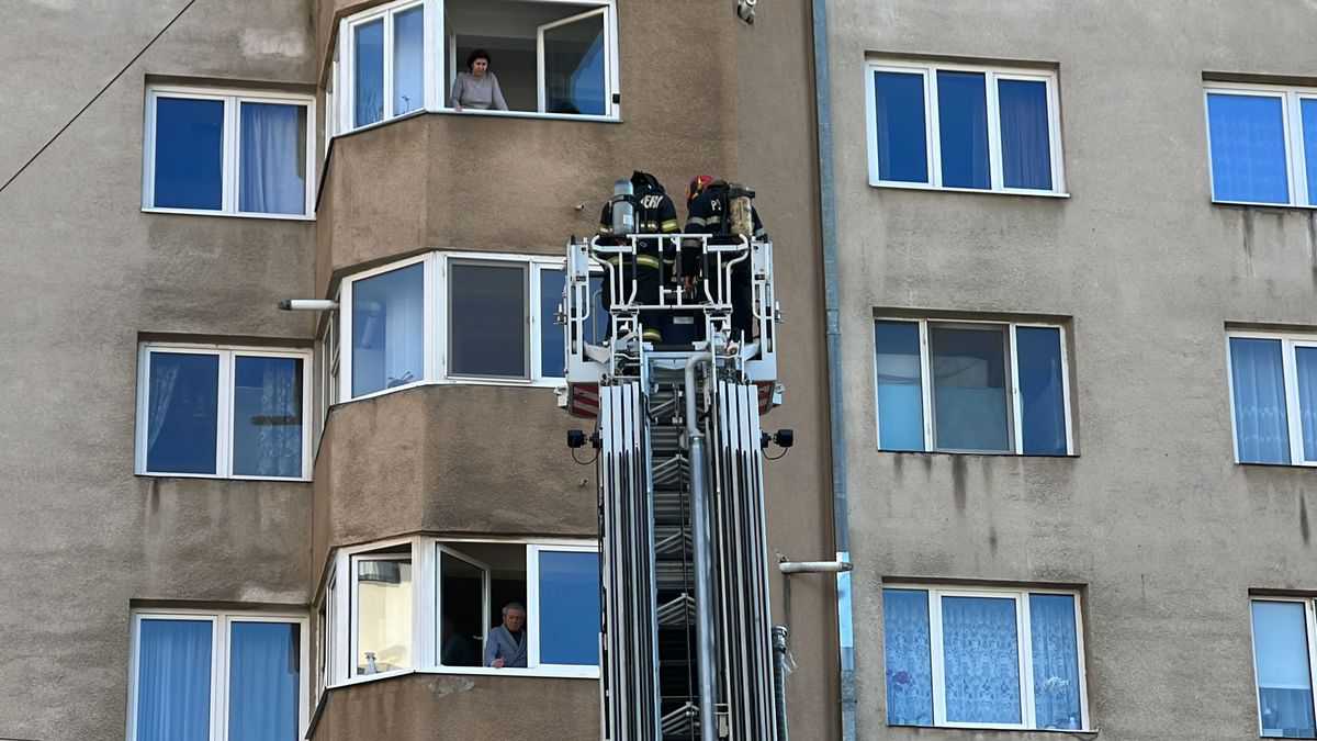 UPDATE Mai multe echipaje de pompieri pe bulevardul Mihai Viteazu - A fost anunțat un incendiu pe acoperișul unui bloc