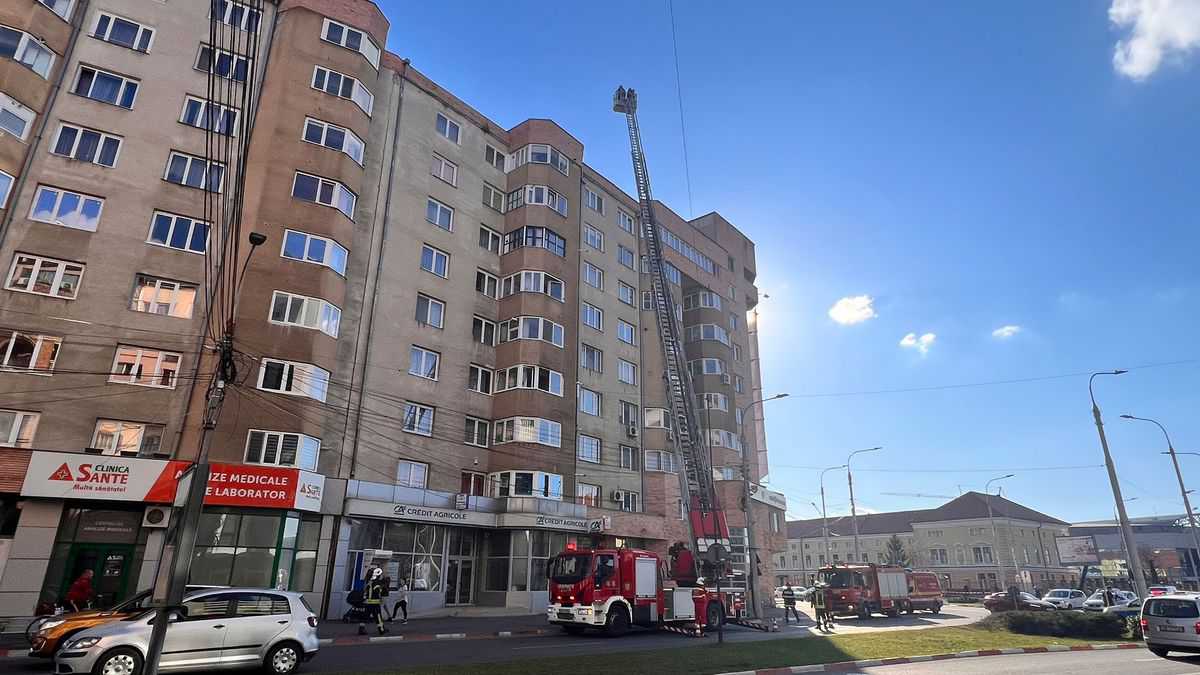 UPDATE Mai multe echipaje de pompieri pe bulevardul Mihai Viteazu - A fost anunțat un incendiu pe acoperișul unui bloc