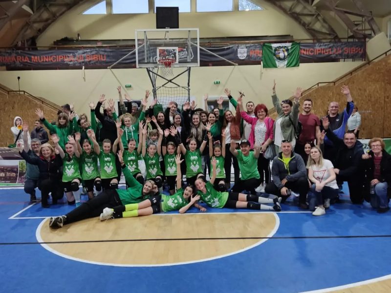 prima echipă din sibiu care s-a calificat la turneul final de minivolei - „trebuie investit în sport, nu sunt suficiente săli în sibiu”