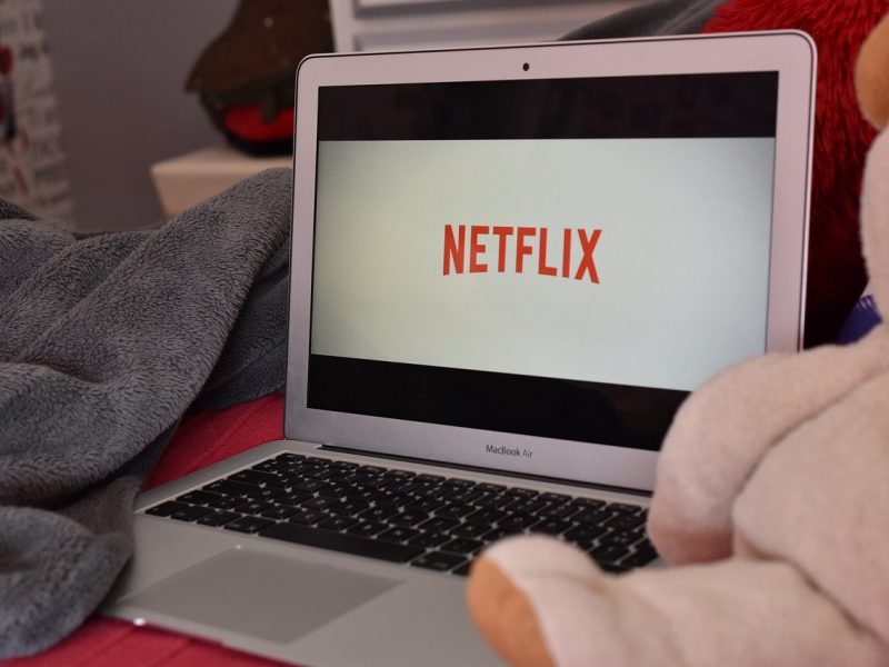 Netflix anulează mai multe seriale şi filme - A pierdut 200.000 de abonaţi