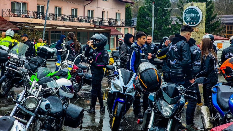 VIDEO Peste 50 de motocicliști au dat startul sezonului moto, la Sibiu