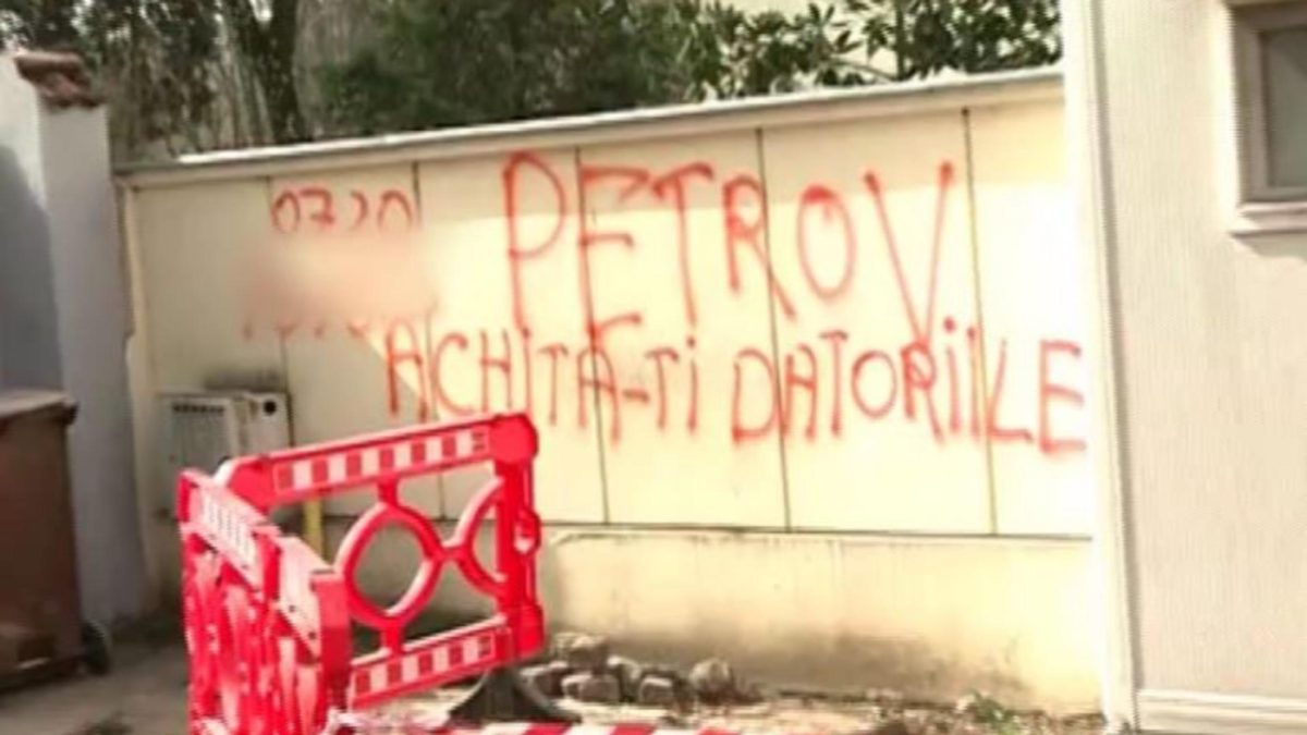 Gardul vilei lui Traian Băsescu a fost vandalizat