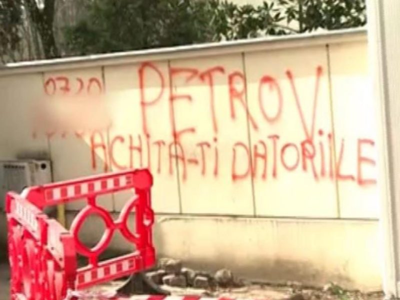 Gardul vilei lui Traian Băsescu a fost vandalizat