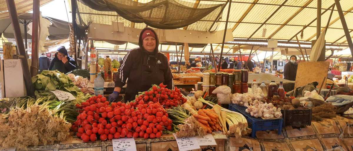 Comercianții din Piața Cibin îngrijorați de lipsa clienților – „Nu vine nimeni în piață. Prețurile sunt aceleași de zece ani”