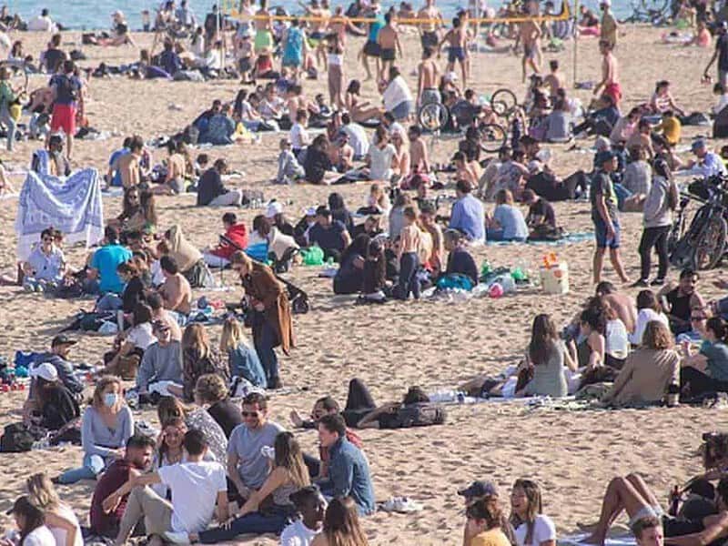 barcelona a decis să interzică fumatul pe plajă
