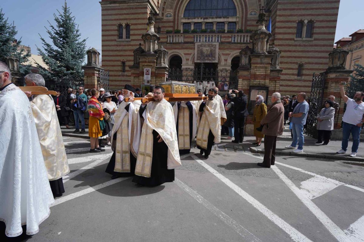 FOTO: Procesiunea Învierii la Sibiu - Racla Sfântului Andrei Șaguna, purtată prin centrul orașului