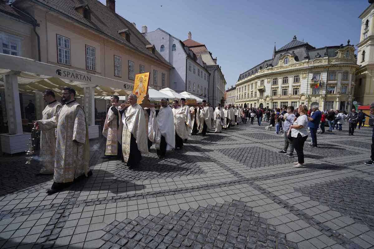 FOTO: Procesiunea Învierii la Sibiu - Racla Sfântului Andrei Șaguna, purtată prin centrul orașului