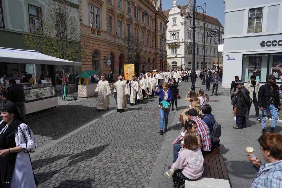 FOTO: Procesiunea Învierii la Sibiu - Racla Sfântului Andrei Șaguna, purtată prin centrul orașului