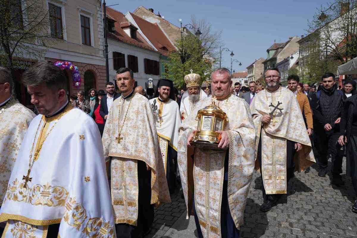 FOTO: Procesiunea Învierii la Sibiu - Racla Sfântului Andrei Șaguna, purtată prin centrul orașului