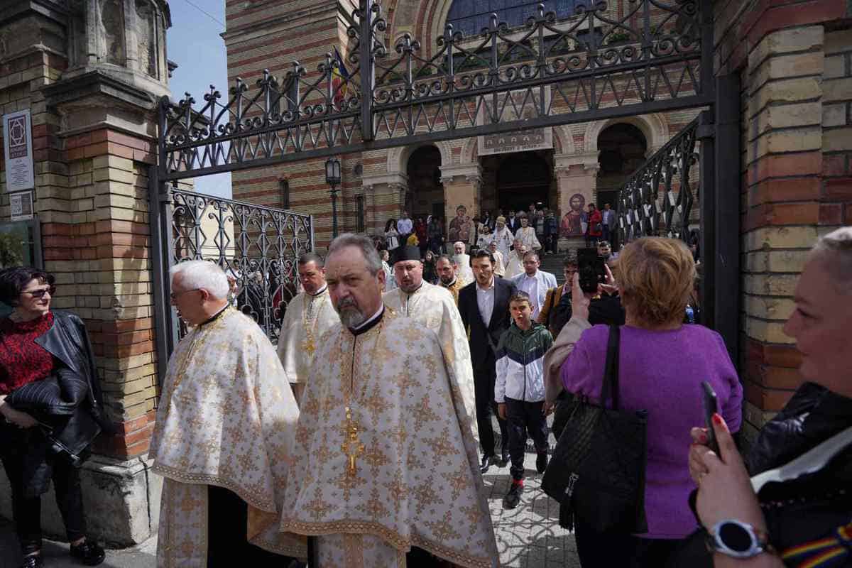 FOTO: Procesiunea Învierii la Sibiu - Racla Sfântului Andrei Șaguna, purtată prin centrul orașului