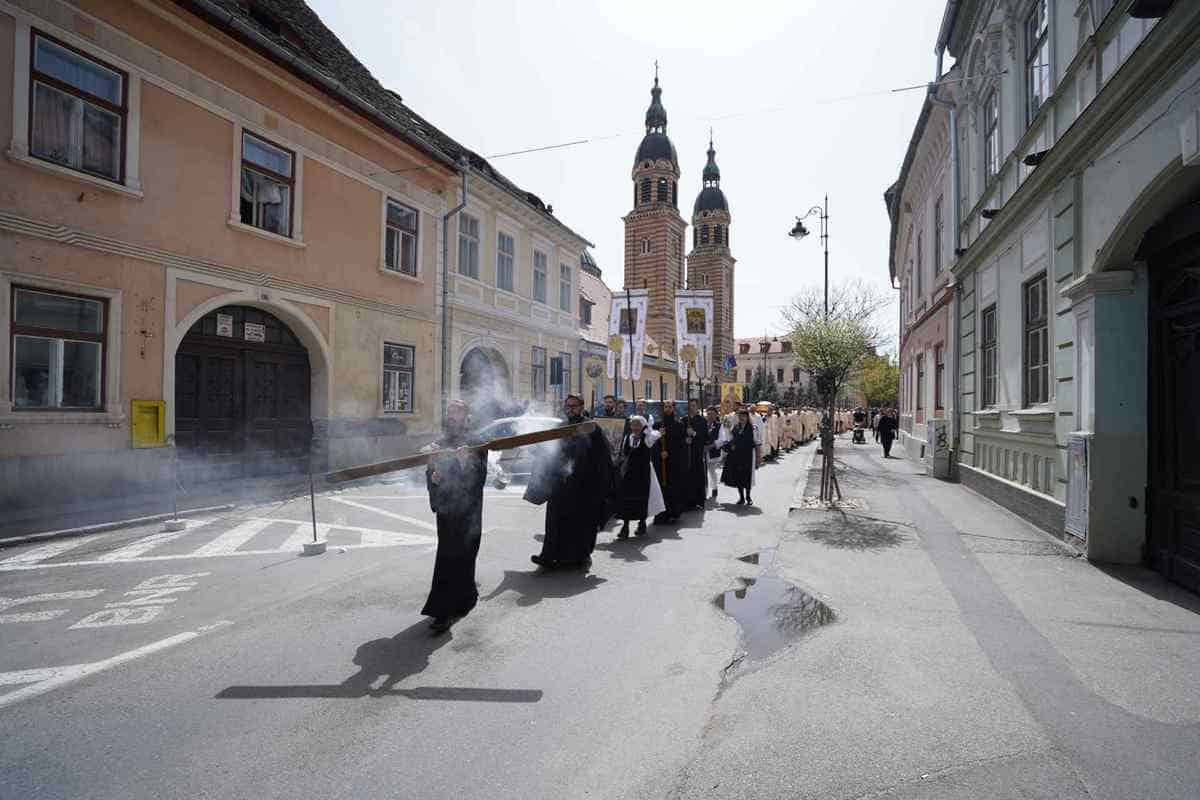 FOTO: Procesiunea Învierii la Sibiu - Racla Sfântului Andrei Șaguna, purtată prin centrul orașului