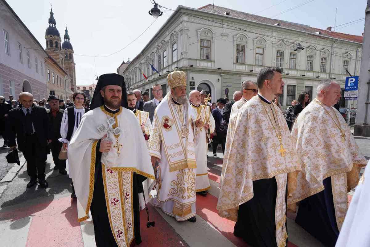 FOTO: Procesiunea Învierii la Sibiu - Racla Sfântului Andrei Șaguna, purtată prin centrul orașului