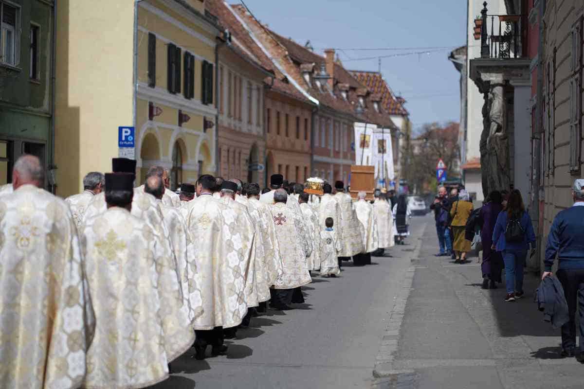 FOTO: Procesiunea Învierii la Sibiu - Racla Sfântului Andrei Șaguna, purtată prin centrul orașului