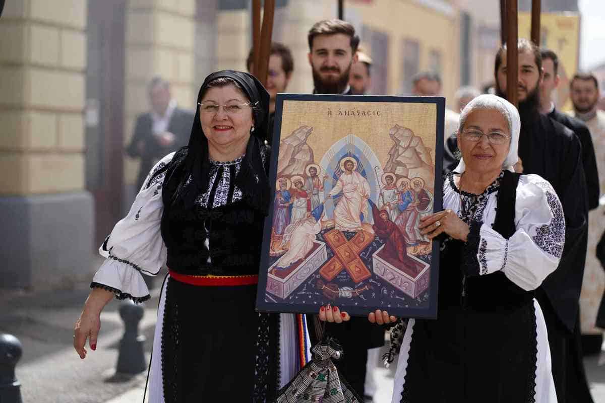 FOTO: Procesiunea Învierii la Sibiu - Racla Sfântului Andrei Șaguna, purtată prin centrul orașului