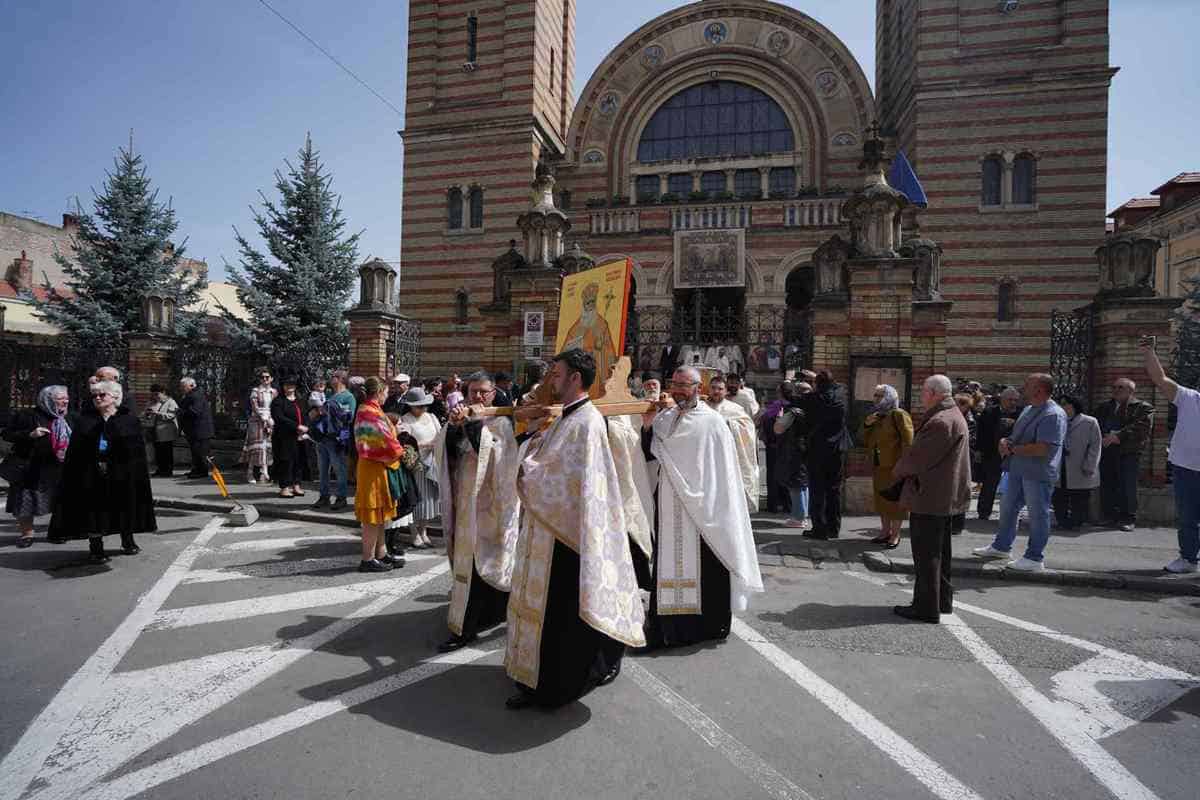 FOTO: Procesiunea Învierii la Sibiu - Racla Sfântului Andrei Șaguna, purtată prin centrul orașului