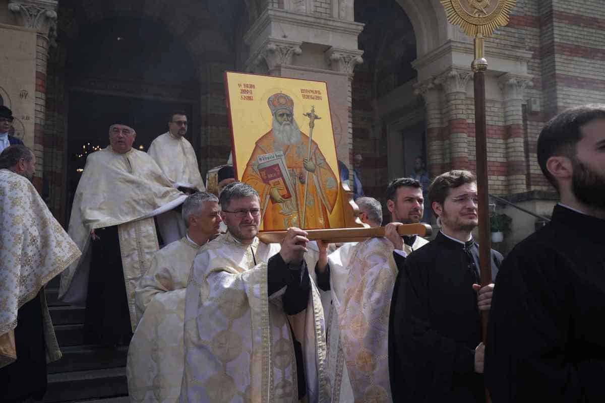 FOTO: Procesiunea Învierii la Sibiu - Racla Sfântului Andrei Șaguna, purtată prin centrul orașului